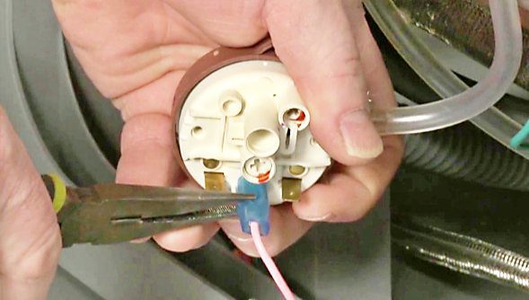 Máy giặt AQUA báo lỗi EA do phao mực nước bị hỏng