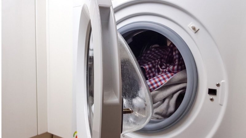 Chưa đóng cửa máy giặt khiến máy giặt Aqua không hoạt động