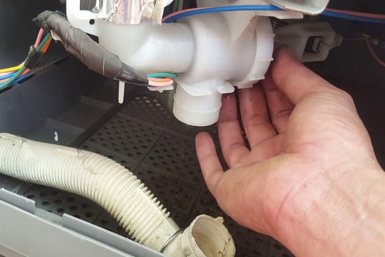 Van xả bị tắc hoặc hỏng dẫn đến lỗi E2 máy giặt