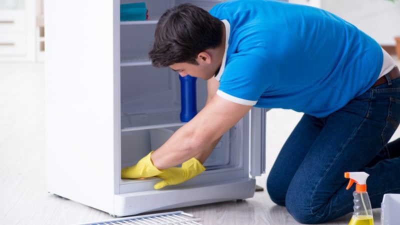 Vệ sinh tủ mát Aqua ít nhất 2 tháng/lần