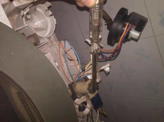 máy giặt AQUA gặp lỗi ea do mất tín hiệu từ phảo cảm biến vì hở mạch tín hiệu