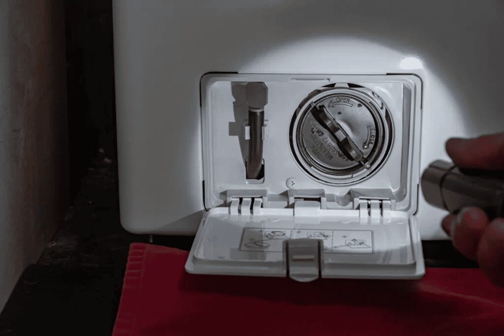 Gắn ống xả trở lại máy giặt