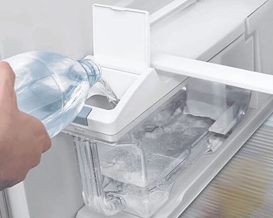 Cho nước vào hộp chứa làm đá tủ lạnh Aqua