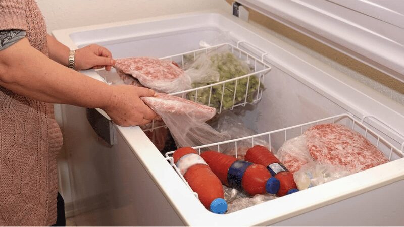 Tắt nguồn điện và lấy hết thực phẩm ra khỏi tủ