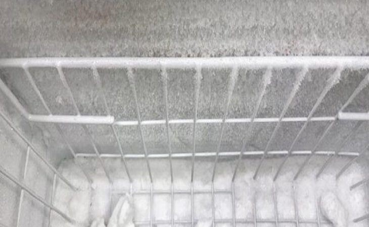 Tủ mát bị đóng tuyết cần điều chỉnh lại nhiệt độ 